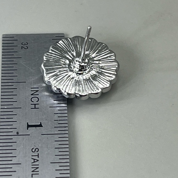 Elegant Blue and Silver Stud Earrings - Picture 3 of 3